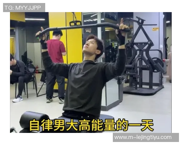 艾顿分享黑皮衣帅照展现独特魅力自律成就与众不同的能量